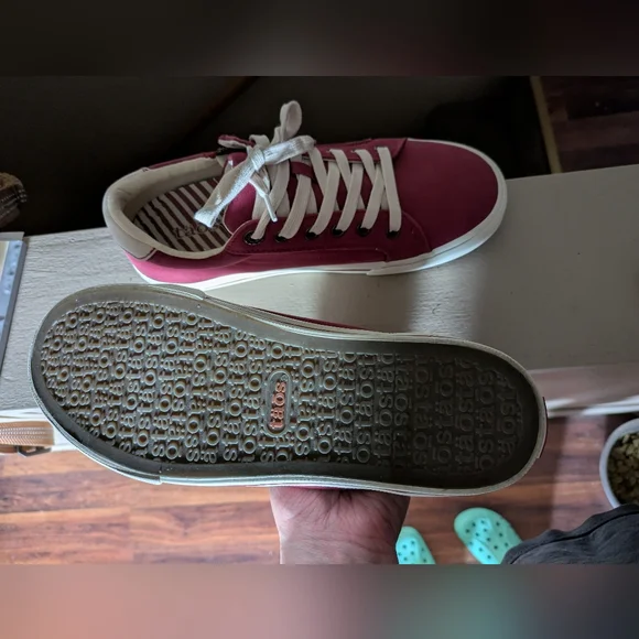 Taos Burgundy Sneakers with White Accents - Picture 5 of 6